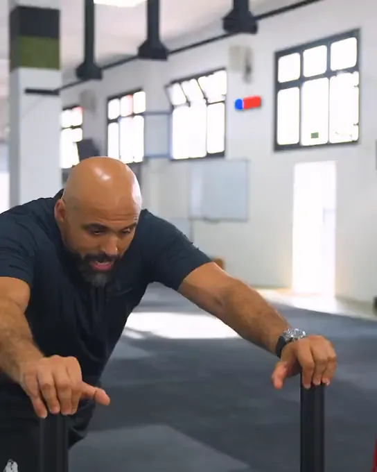 Le coach pousse le sled