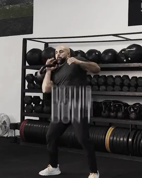 Le coach montre un swing à la kettlebell
