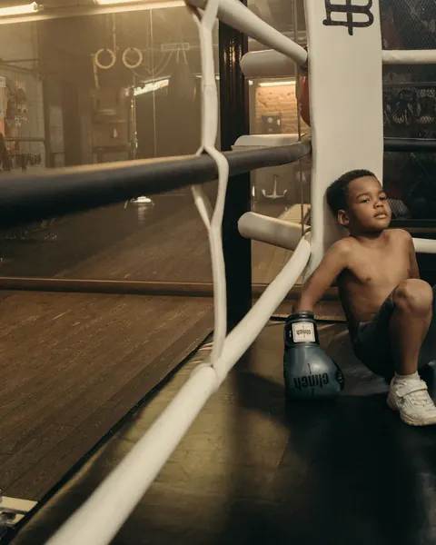 Un enfant assis dans le coin d'un ring