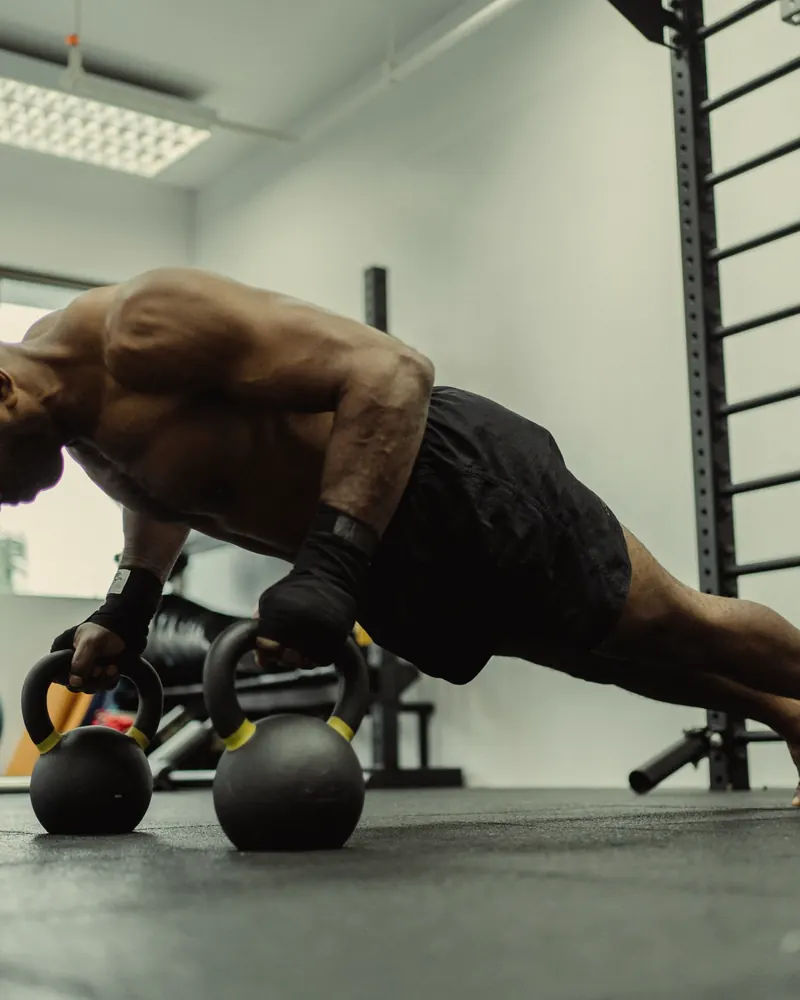 Exercice au sol avec des kettlebells